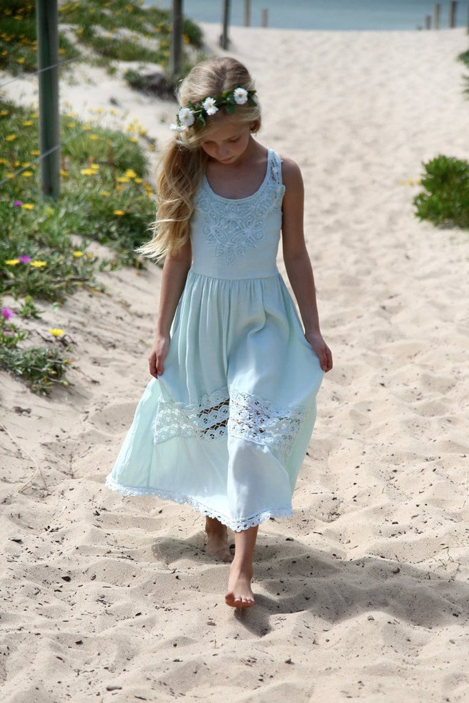 19 Bohemian Flower Girls Dresses Perfect for Summer Beach 
