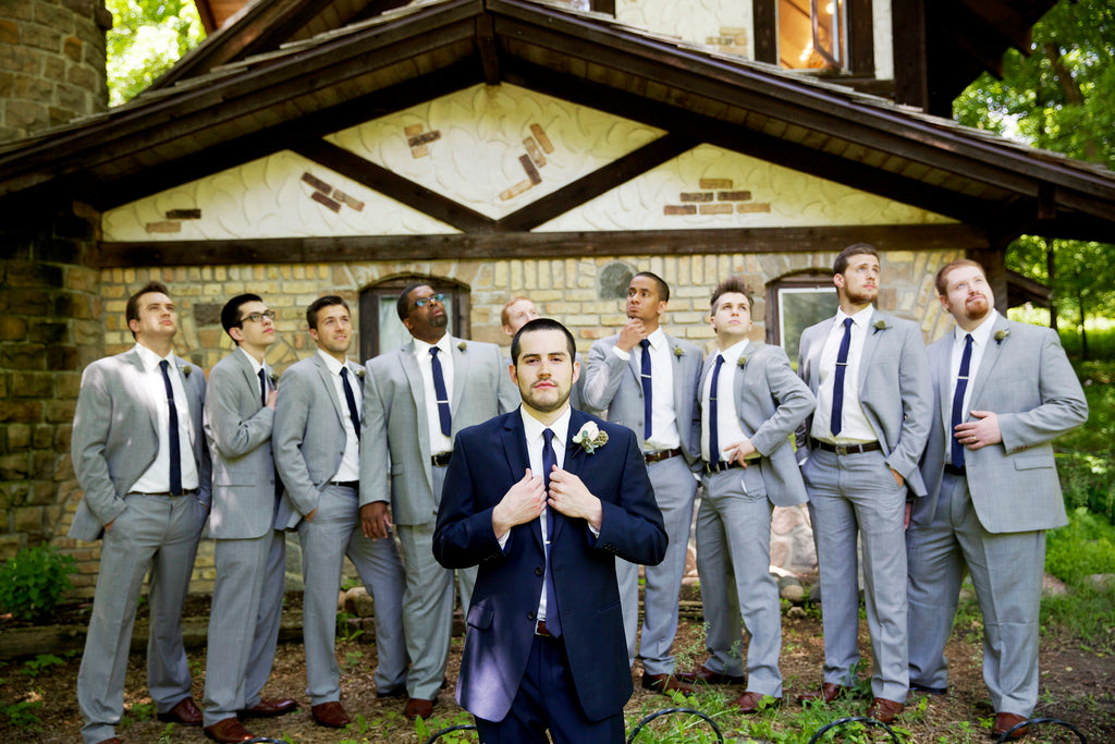 Must-Have Wedding Pictures of the Groom and Groomsmen 