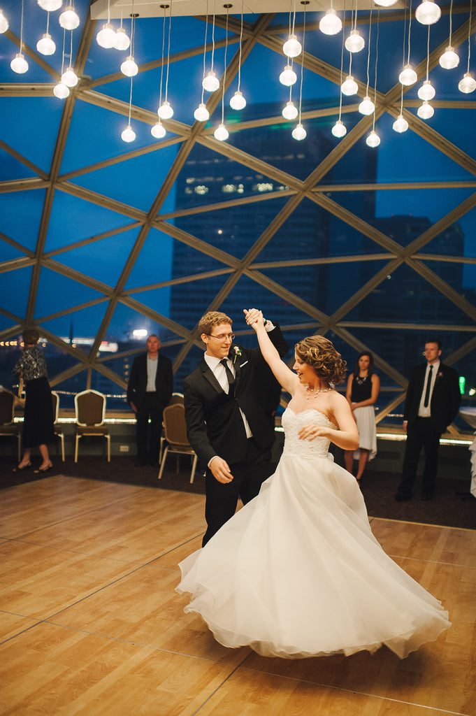 Must-Have Wedding Pictures of the First Dance