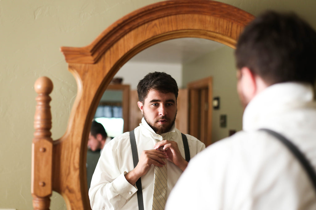 Must-Have Wedding Pictures of the Groom Getting Ready