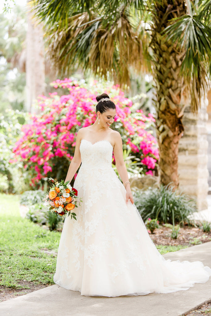 Colorful Bride Shot | Alexis and Michaels Wedding | Featured on Destination Wedding Details | Real Wedding blog