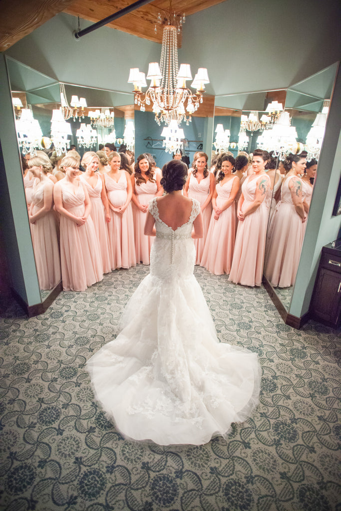 Must-Have Wedding Pictures of the Bride and Bridesmaids