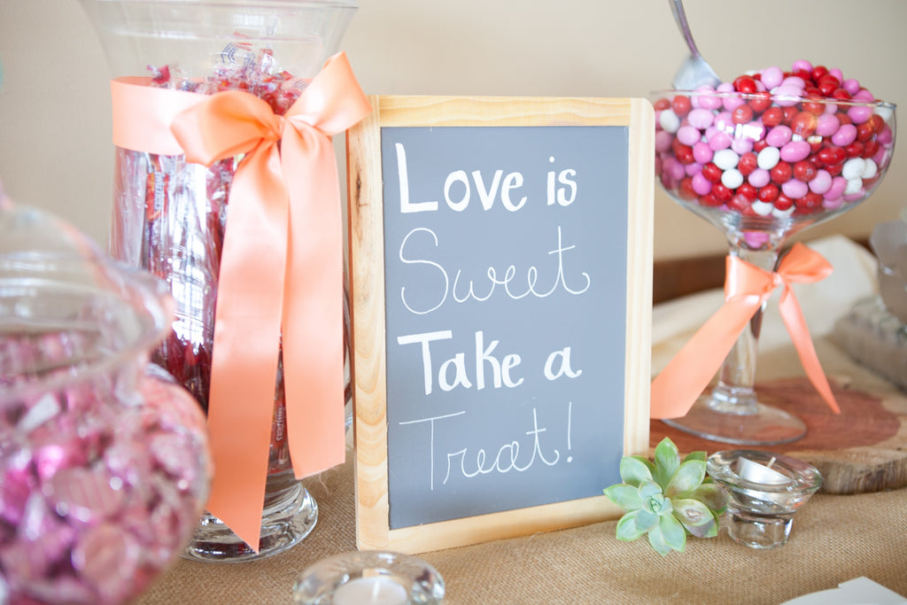 A candy bar for the wedding guests! | An Outdoor Wedding That’s Simply Charming | Kennedy Blue