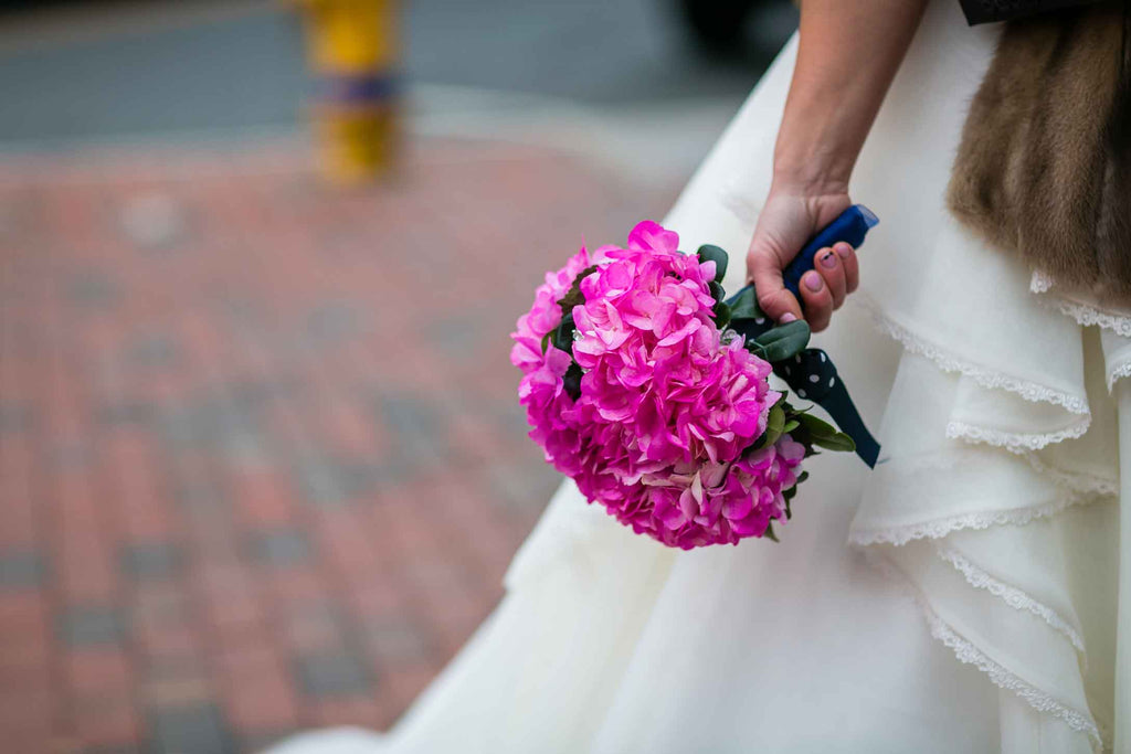 A simple and chic pink bouquet | A Blue and Pink Rock 'n Roll Wedding