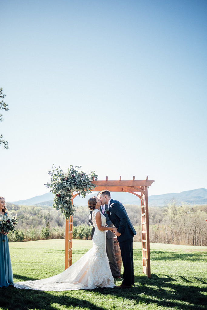 Alter-Kiss-Emily-Caleb-Featured-BrideStory-Real-Wedding
