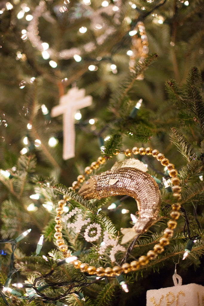 Classic christmas ornaments are perfect for a winter wedding. | A Romantic Winter-Themed Wedding