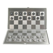 Magnetic travel chess game