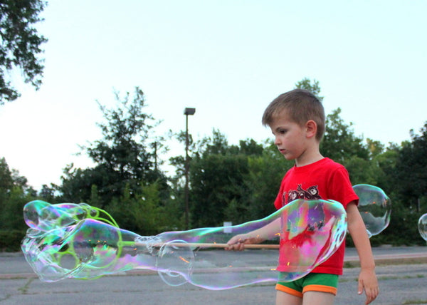 Extreme Bubbles 10” Big Bubble Wand Kit makes it easy for children to blow tons of big bubbles, even on windy days!