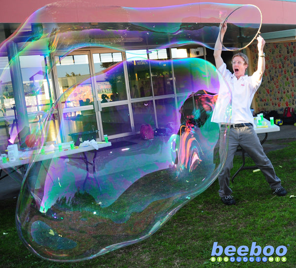 Sidney Hooker and a giant bubble, Science on the GO! Griffith University, Australia.