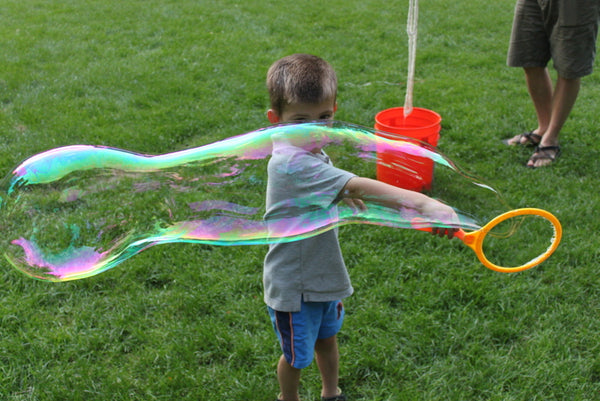 Extreme Bubbles 7" Hoop Kit makes it easy for kids to blow giant bubbles