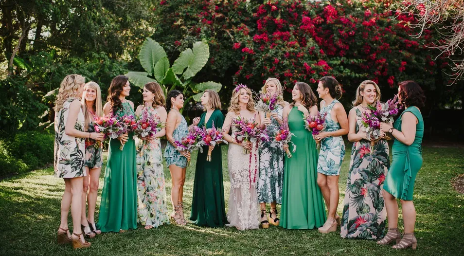 Photo de groupe a un mariage bohème ou l'on voit des femmes en robe bohème