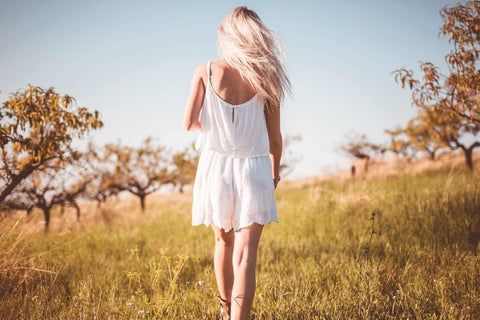 Femme portant une robe en dentelle blanche de style bohème