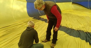 Jean-Marie vérifie l'état de l'enveloppe de la montgolfière