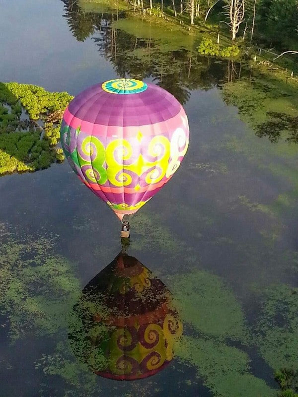 montgolfière les pieds dans l'eau