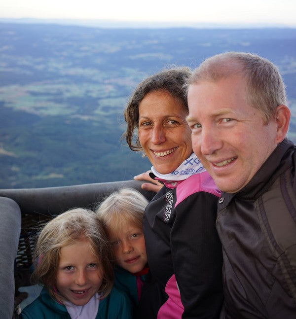 Une famille heureuse pour son baptême de l'air en montgolfière en Auvergne