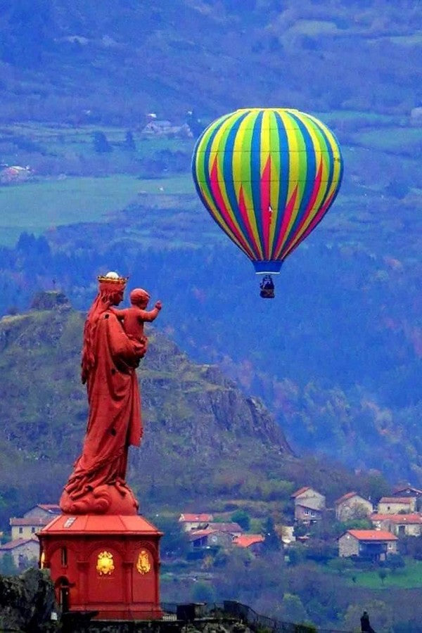 Le Puy en Velay, la vierge à la montgolfière