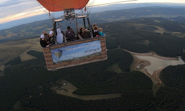 La montgolfière Airshow survolant les Hautes-Chaumes et les Monts du Forez dans le Puy de Dôme (63)