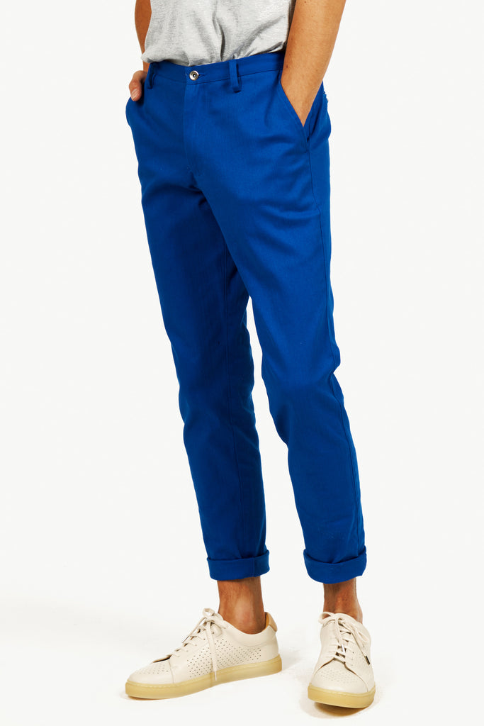 Détail de notre modèle phare, coupe moderne et pointue pour des citadins branchés, pantalon bleu de travail homme avec poches italienne coton de qualité