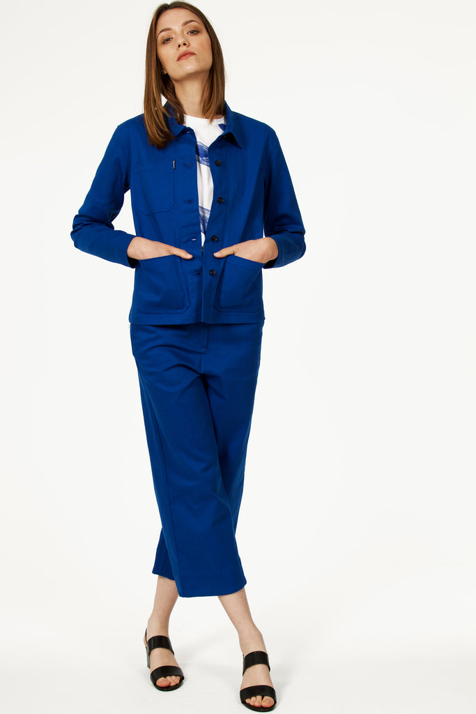Mannequin femme prenant la pose dans un ensemble bleu électrique cobalt, veste bleu de travail pour femme 