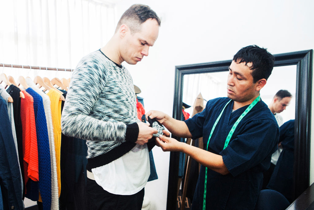 Essayages des prototypes à l'atelier de Lima, pullover en maille chinée tricoté de manière artisanale, travail de qualité et précision