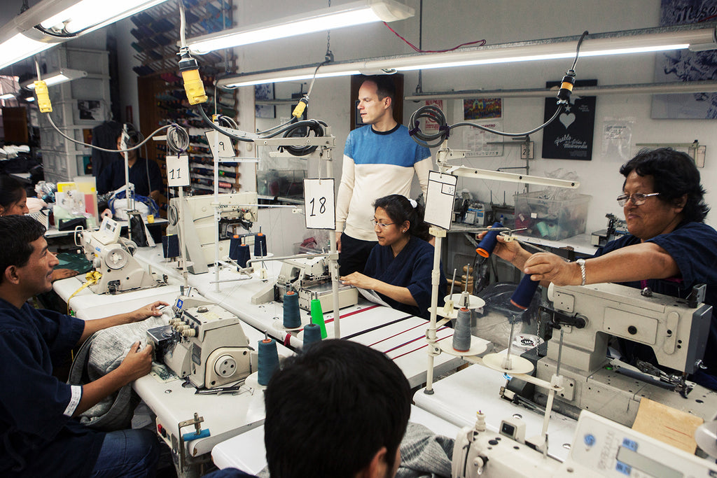 Aurelyen et son équipe de couturiers à Lima, atelier artisanal production raisonnée mode durable intemporelle