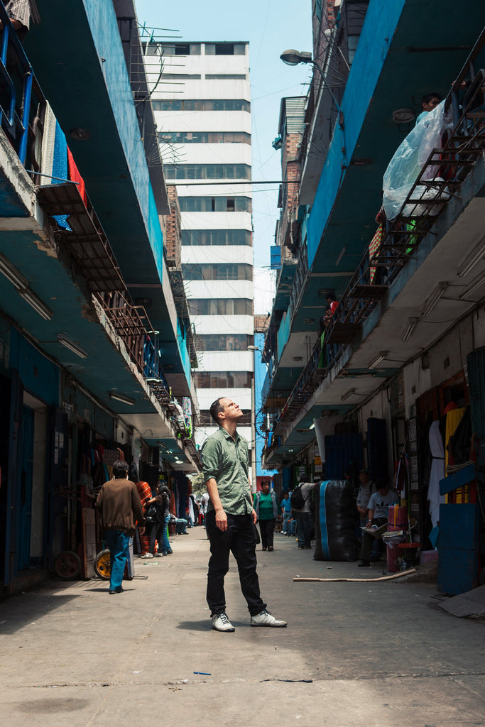 Aurelyen créateur de mode engagée, au milieu des immeubles de Lima, architecture ambiance urbaine en Amérique Latine