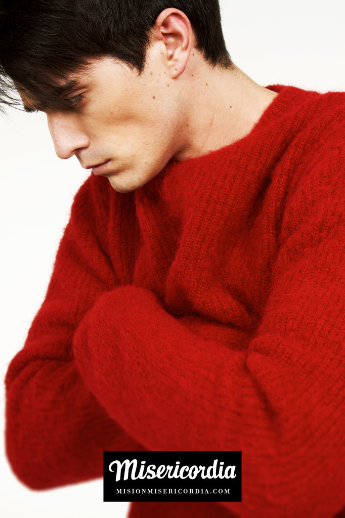 Homme brun de profil en pull col rond laine alpaga rouge vif chaud parfait pour l'hiver
