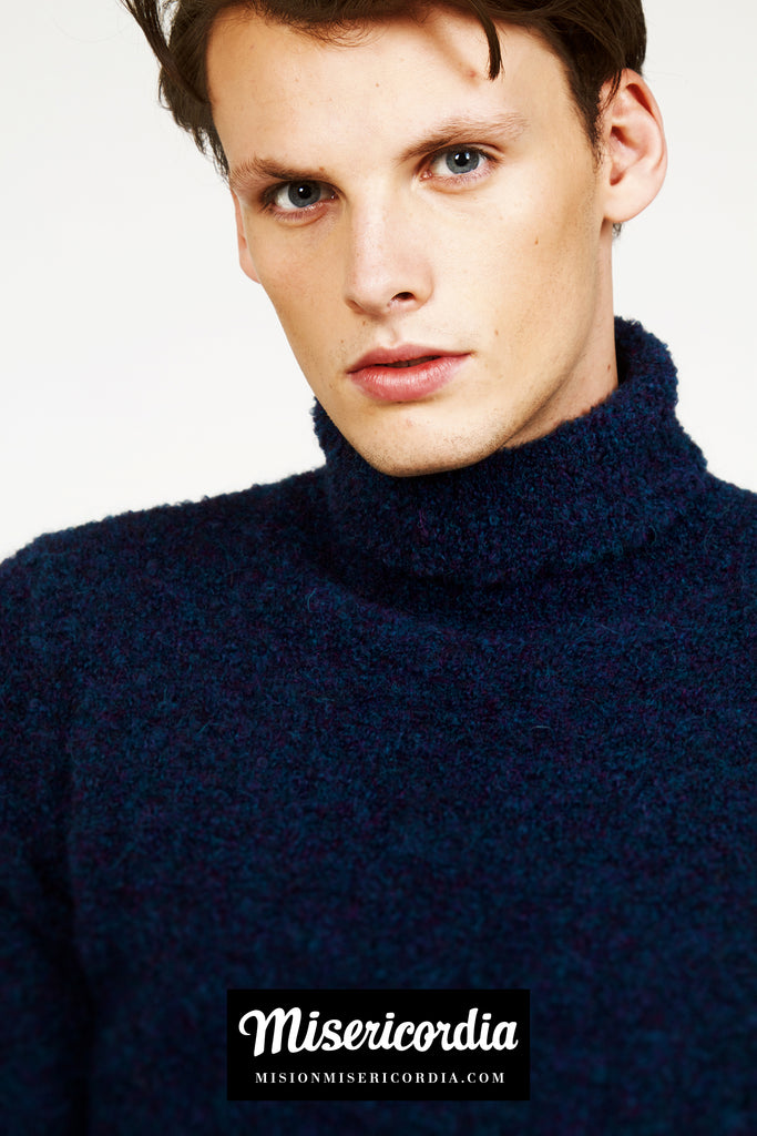 Homme aux yeux bleus regard profond en pull laine d'alpaga made in Perou atelier responsable