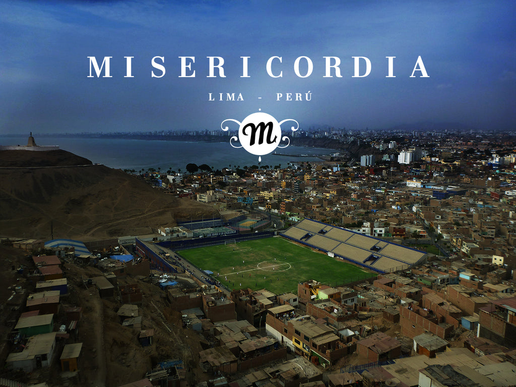 Paysage Pérou Misericordia stade de foot au milieu des bidons villes Pérou voyage de dépaysement