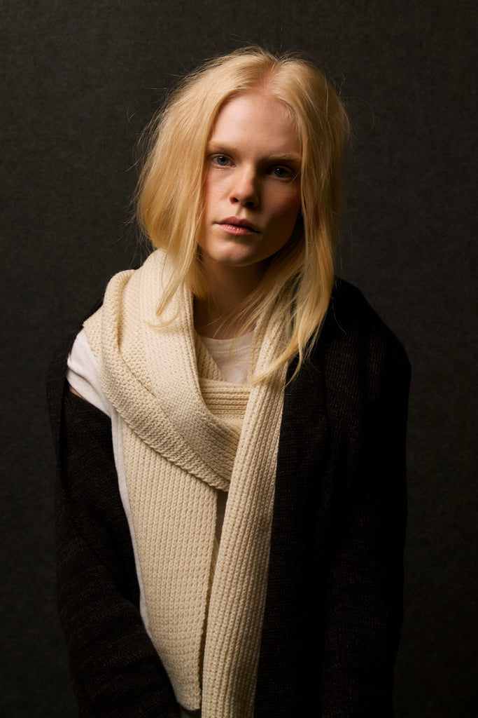 Campagne misericordia hivers 2014 belle jeune femme blonde type scandinave aux yeux clairs, porte une écharpe en laine couleur écru