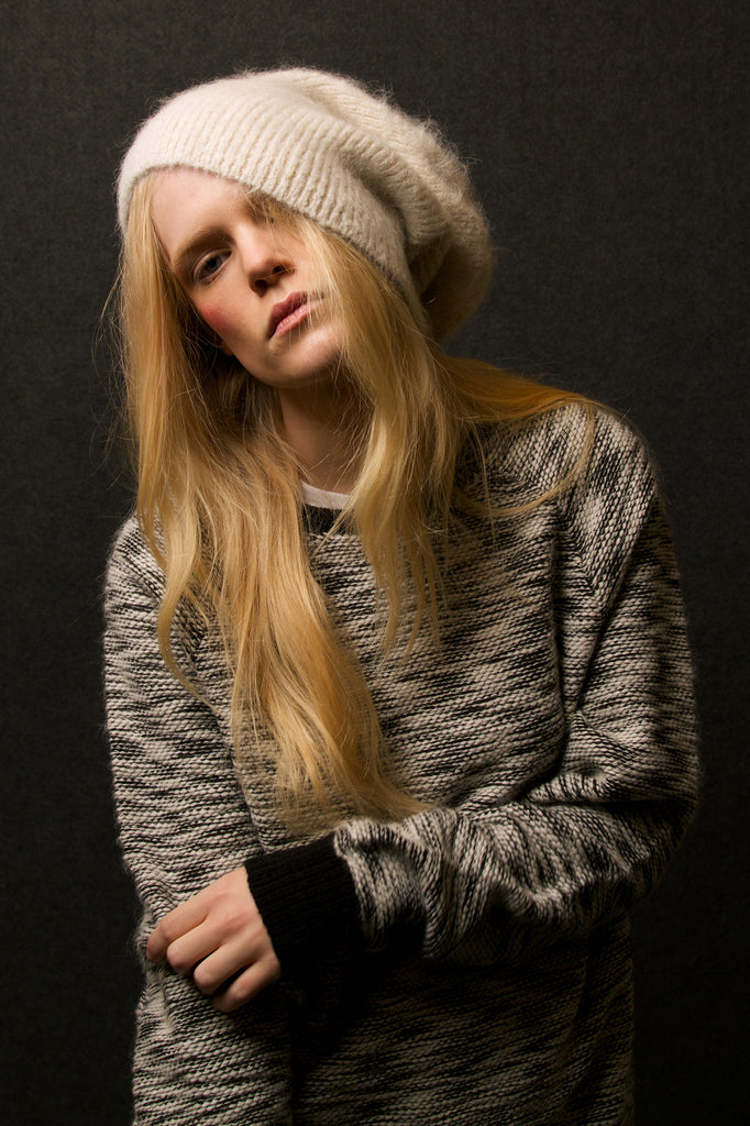 Campagne misericordia hiver 2014 habillée pour l'hiver mannequin blonde portant un bonnet en alpaga et un pullover bicolore