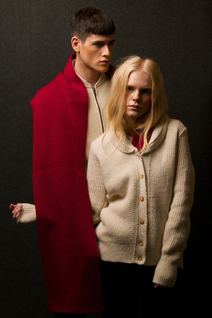 Campagne misericordia hivers 2014 couple tendance de parisiens portant des pièces pointues en maille, écharpe et tricot made in pérou