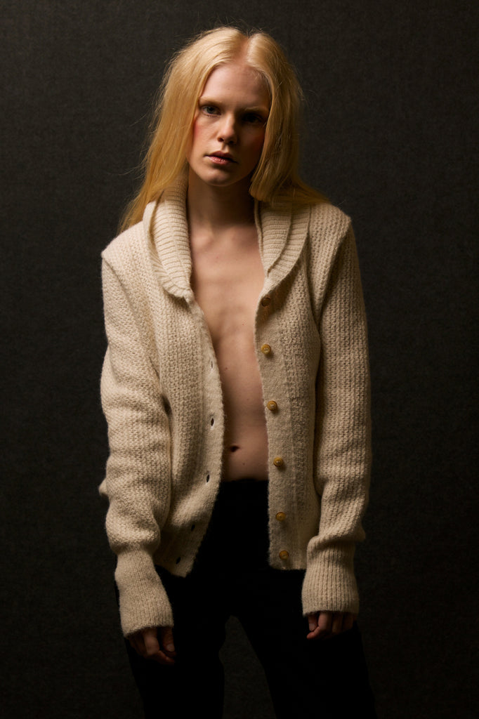 Campagne misericordia hivers 2014 jeune femme blonde aux yeux bleus beauté fraîche porte un pull en alpaga eco-responsable