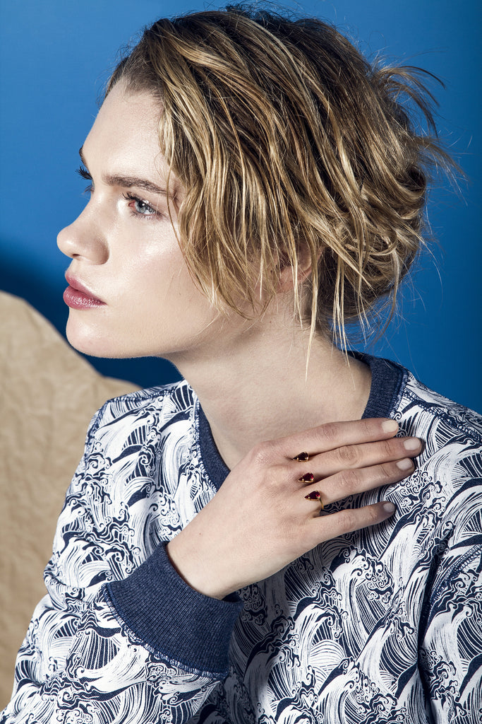 Misericordia Collection été 2015 jeune femme blonde de profil porte un sweatshirt imprimé style japonisant et une bague moderne pierres précieuses