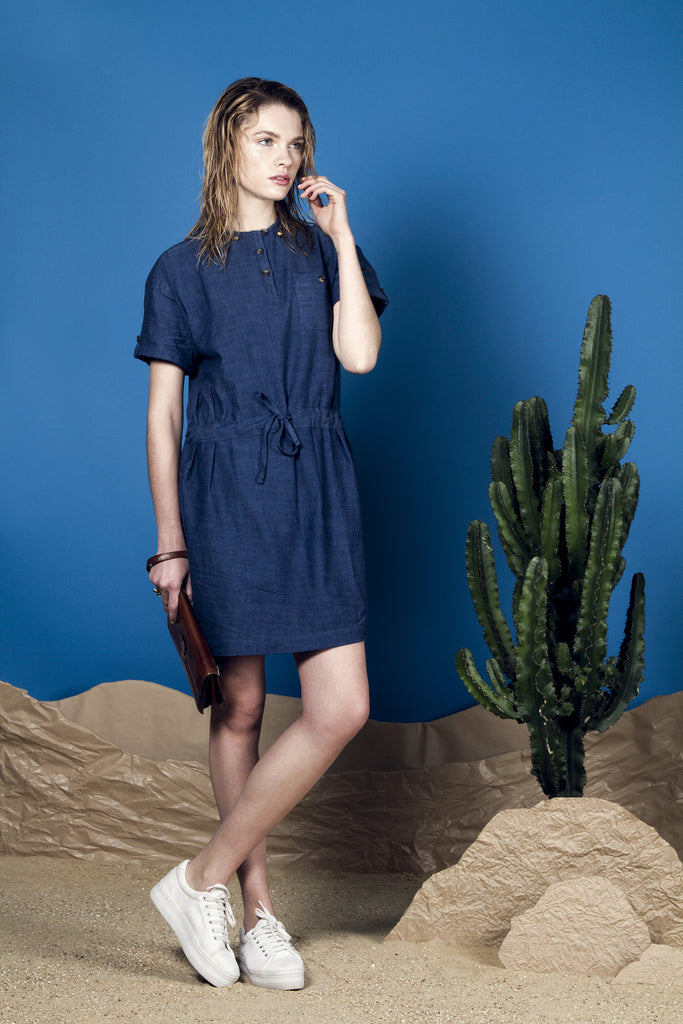Misericordia Collection été 2015 shooting en studio ambiance désert cactus femme blonde en robe courte en jean sport chic