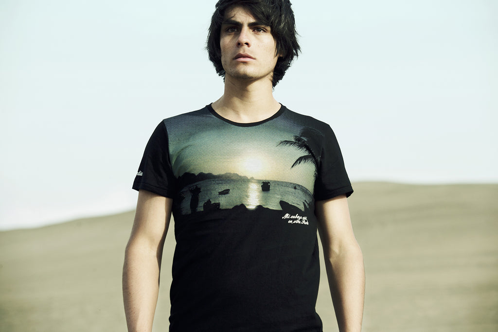 Campagne Collection Misericordia été 2011 jeune homme regarde l'horizon avec un tee-shirt sérigraphié