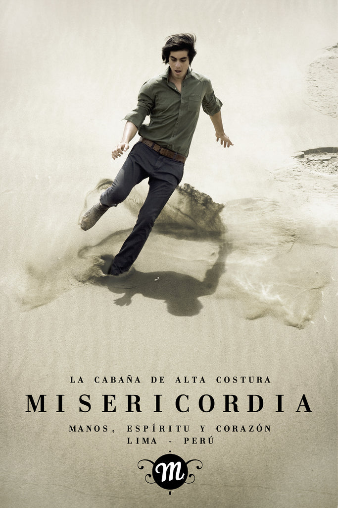 Campagne Collection Misericordia été 2011 homme libre courant dans les dunes de sable habillé de manière naturelle et responsable