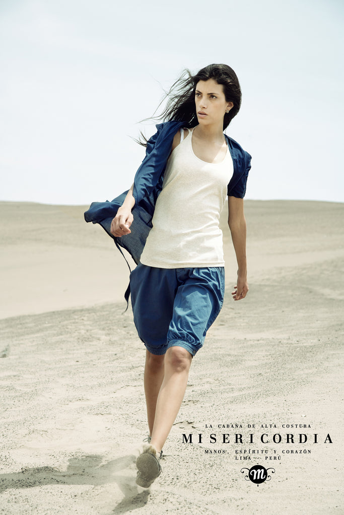 Campagne Collection Misericordia été 2011 femme brune marchant dans le sable de manière déterminée, matières fluides et tendances