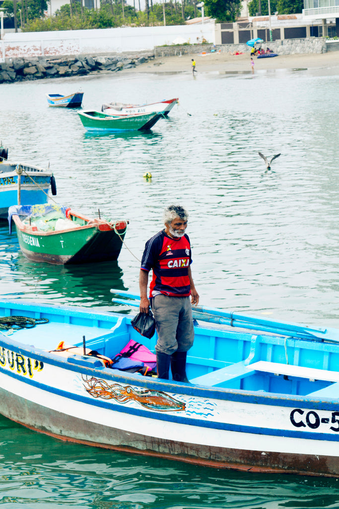 L'homme sur son bateau Lima Pérou 