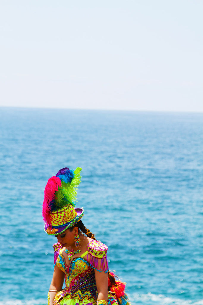femme pérou océan lima costume traditionnel couleurs vives