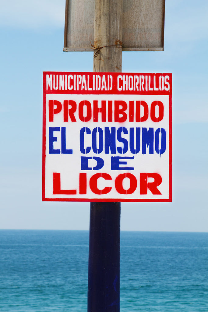Panneau signalisation au bord de la plage interdiction de boire de l'alcool, inspiration voyage en Amérique Latine