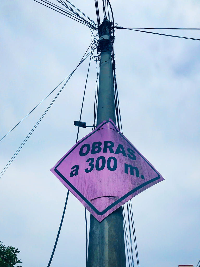 Poteau téléphonique à Lima pancarte rose 