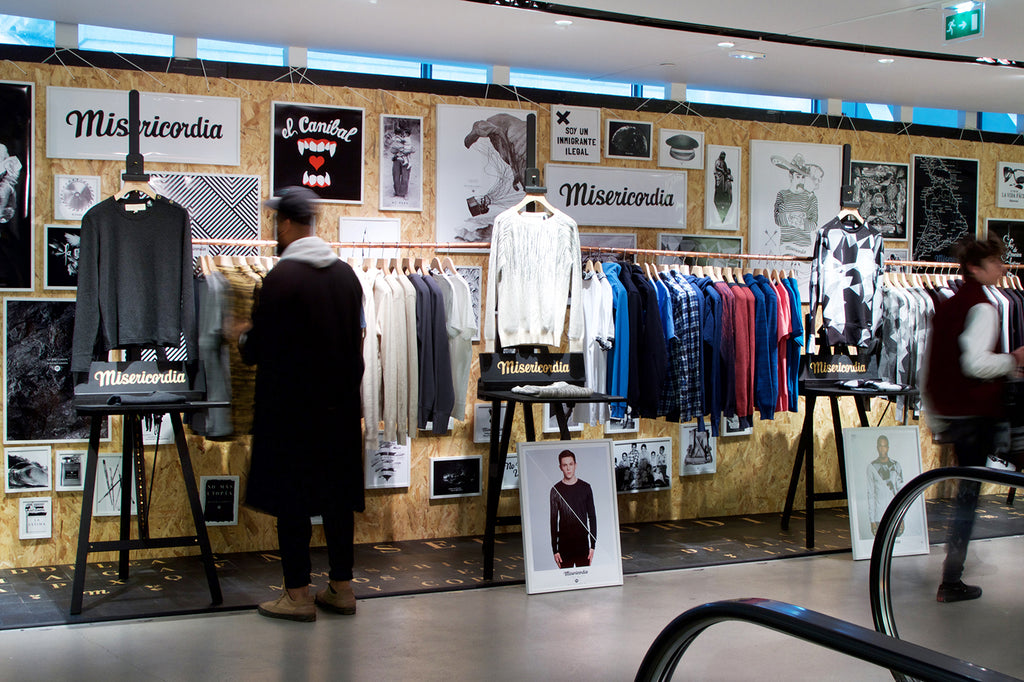 Client sur notre pop up store Misericordia au Citadium Paris mode femme et homme streetwear