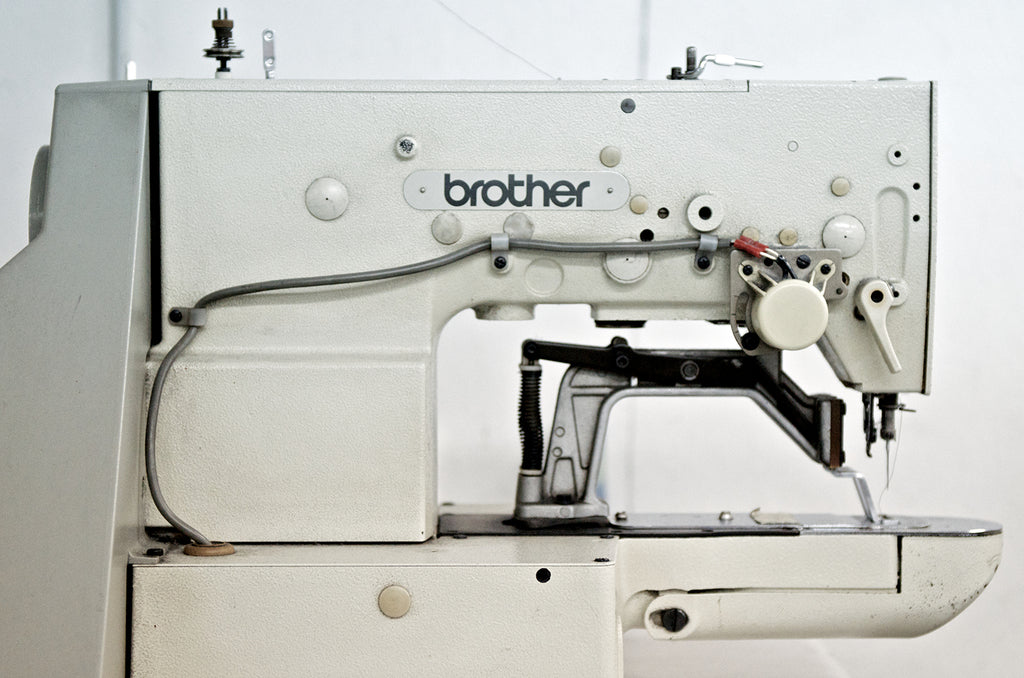Détails d'une machine à coudre Brother, travail de qualité et techniques artisanales au profit de la mode durable