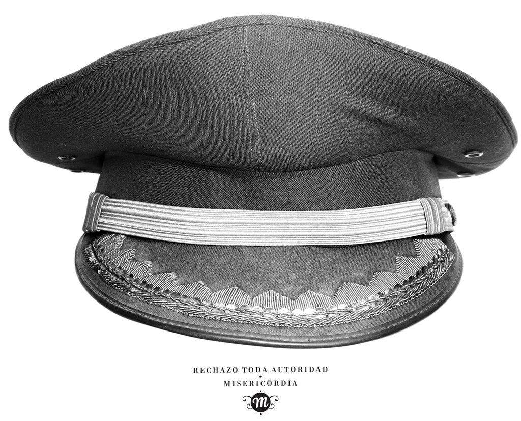 Gros plan casquette militaire T-shirt imprimé graphique Misericordia sérigraphie travail manuel