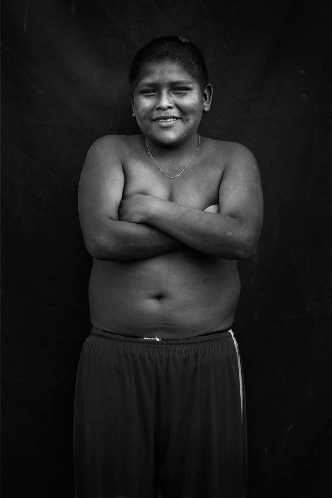 Misericordia Portrait Plage Chorillos Lima jeune garçon prenant le pose les bras croisé noir et blanc