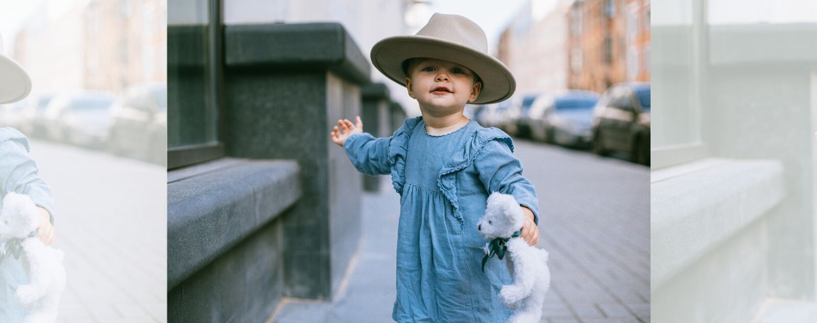 Bébé Heureux avec une Peluche