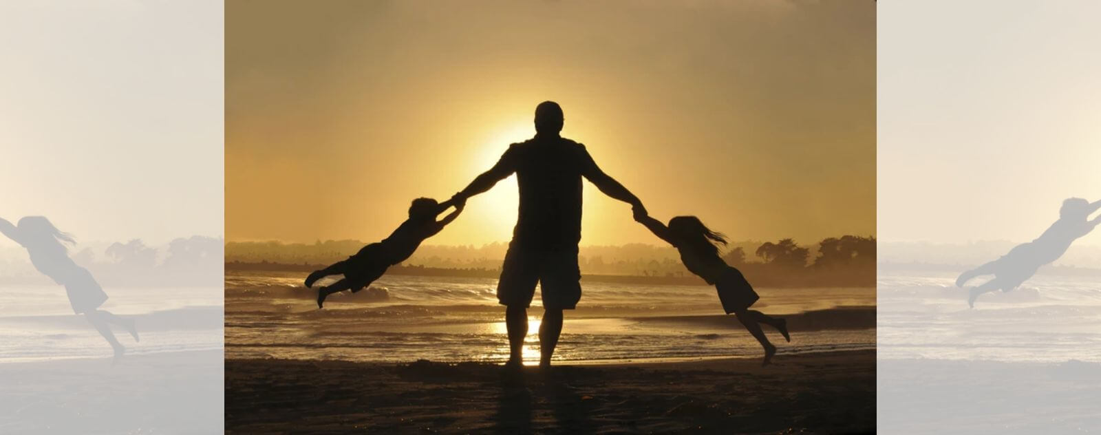 Bébés qui Jouent avec leur Papa en Vacances à la Plage au Coucher du Soleil