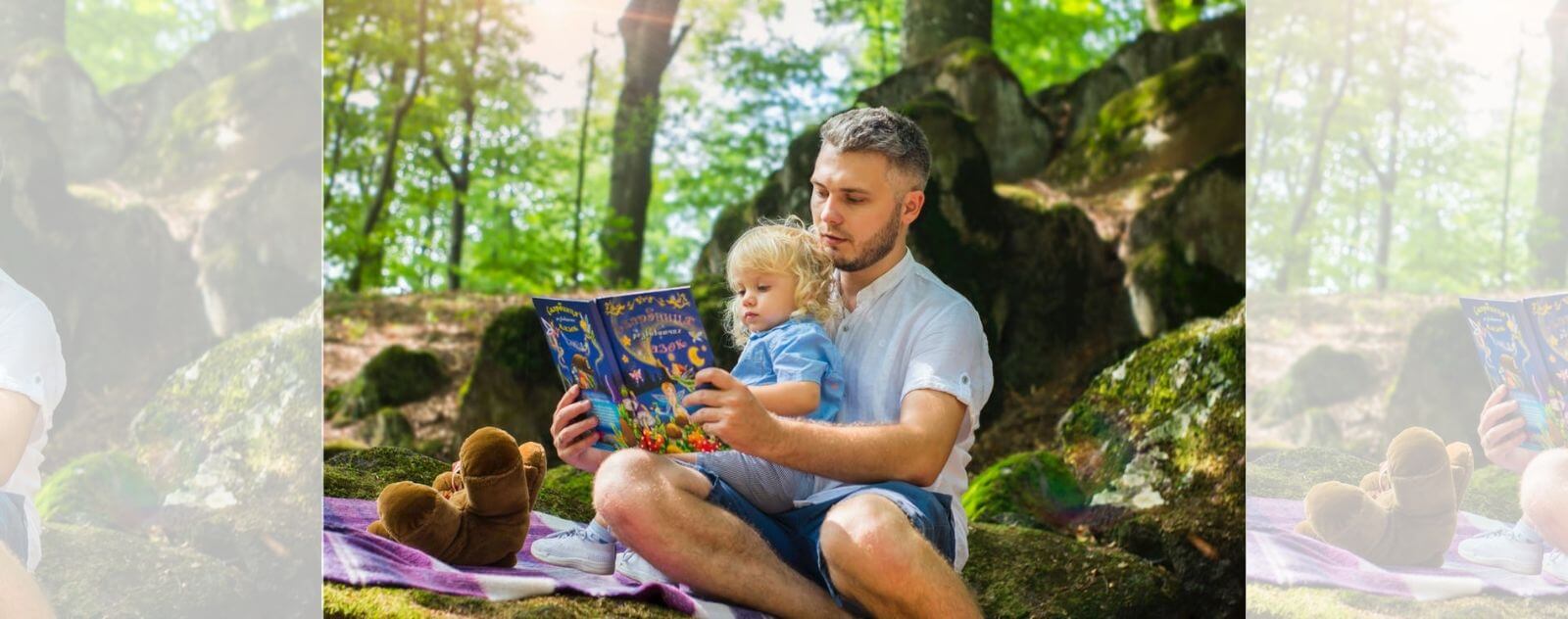 Enfant qui Lit une Histoire avec sa Peluche et son Papa