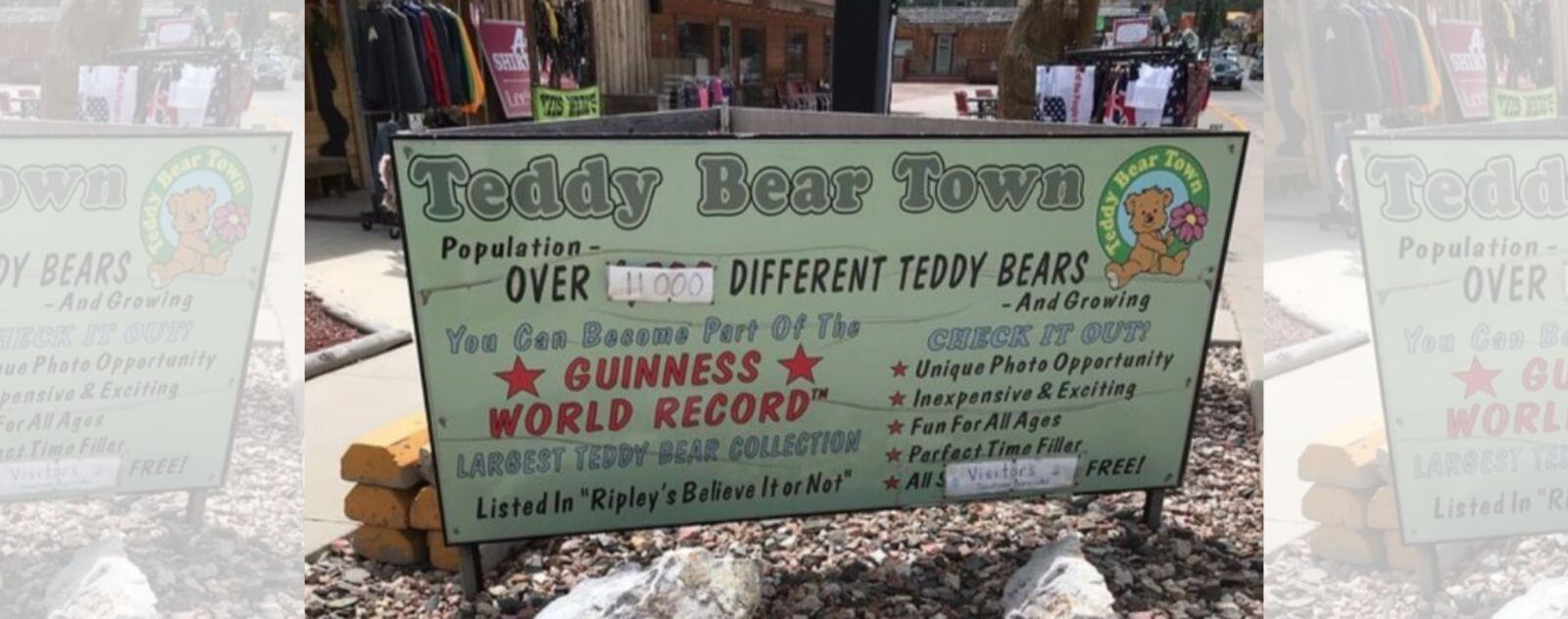 Panneau de Teddy Bear Town avec ses 11 000 Ours en Peluche dans le Guinness World Records